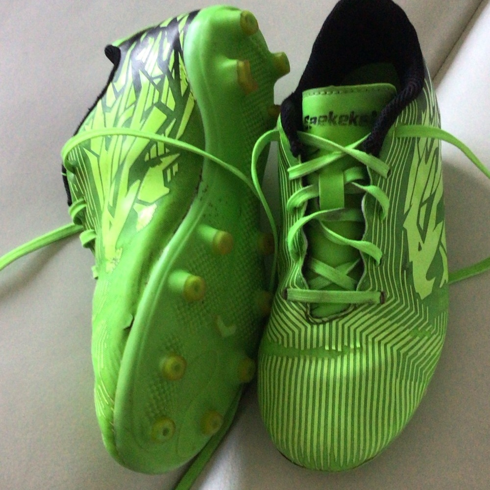 Saekeke - Youth Neon Green and Black Soccer Cleats